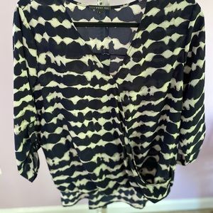 Tie dyed blue and white 3/4 sleeve blouse 💙🤍